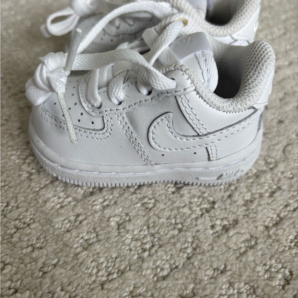 Nike White Sneakers Classic Low-Top Design